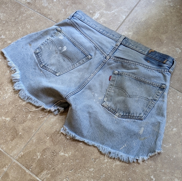 [SOLD] Levi's Vintage Destructed/Distressed Blue Denim Shorts - sz. Large - Picture 3 of 4
